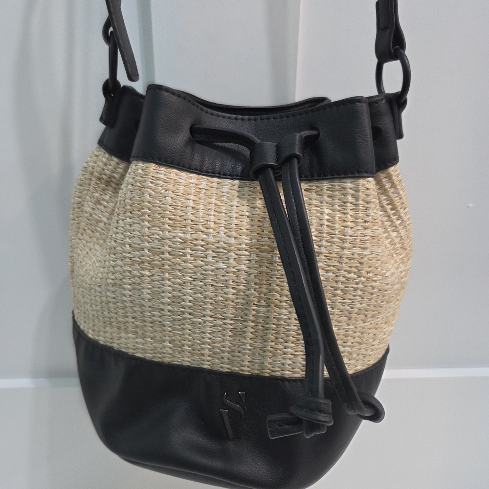 Simply Vera Wang Purse Stylish Black and Tan Bucket Bag like new condition !